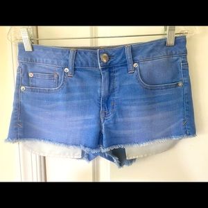 American Eagle Super Stretch Shortie Light Wash Cut Off Denim Shorts Size 6